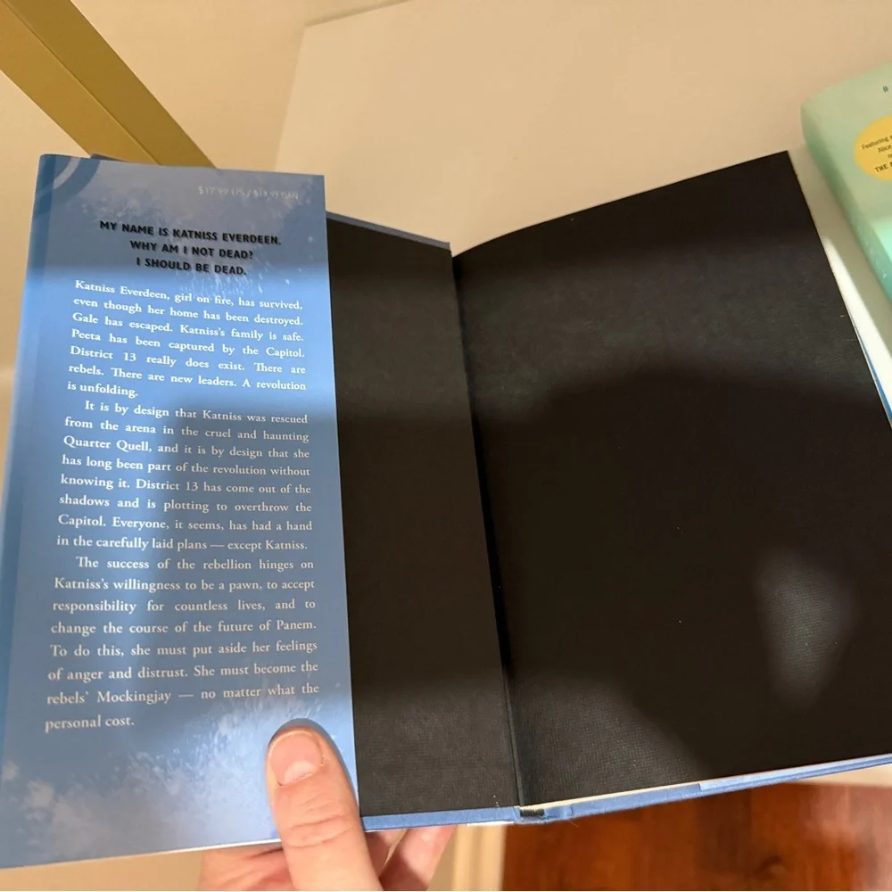 New: Mockingjay by Suzanne Collins + The Lovely Bones by Alice Sebold - Picture 3 of 6